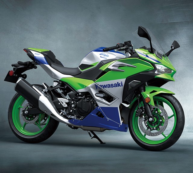Image of 2024 NINJA 500 SE 40th ANNIVERSARY EDITION in action