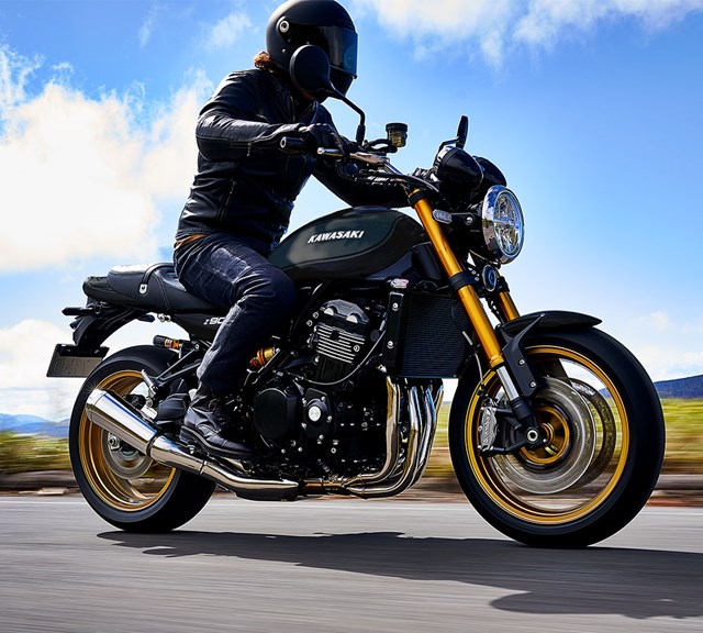 Image of 2025 Z900RS SE in action