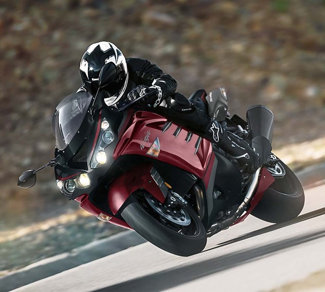 Image of 2025 NINJA ZX-14R in action