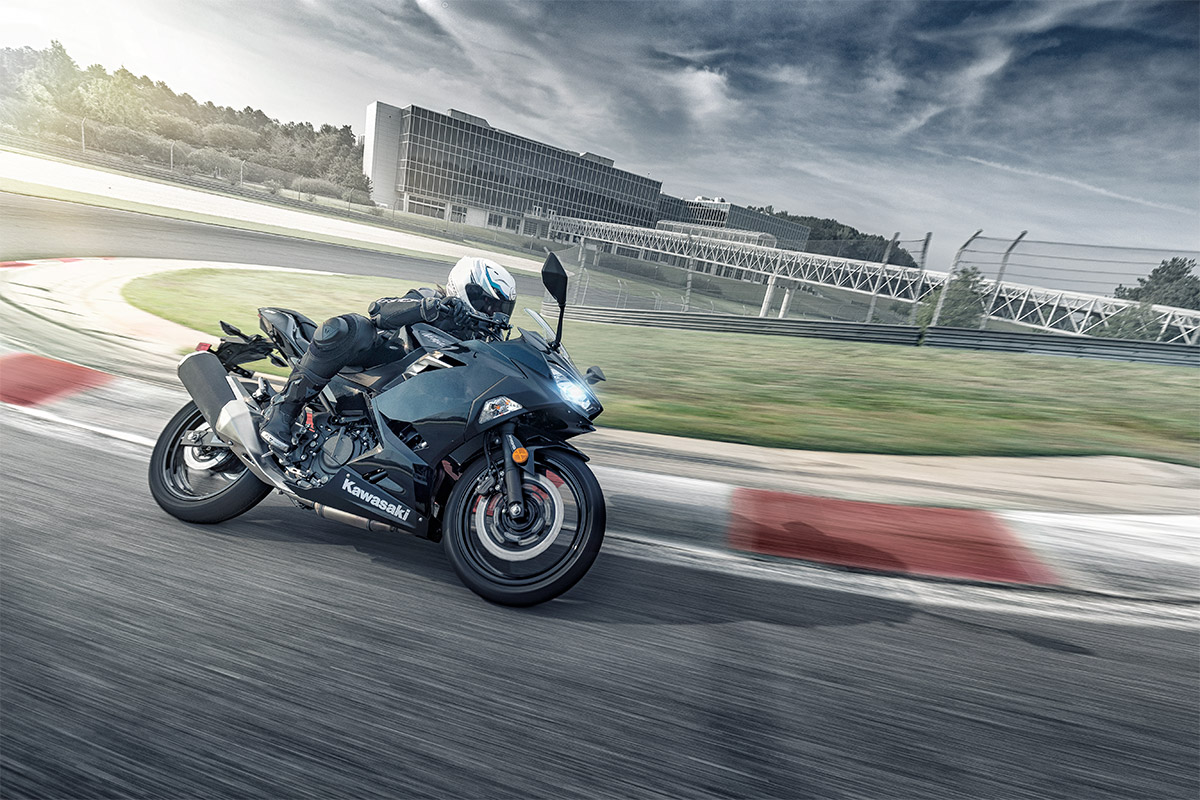 2019 NINJA 400 ABS Motorcycle | Canadian Kawasaki Motors Inc.