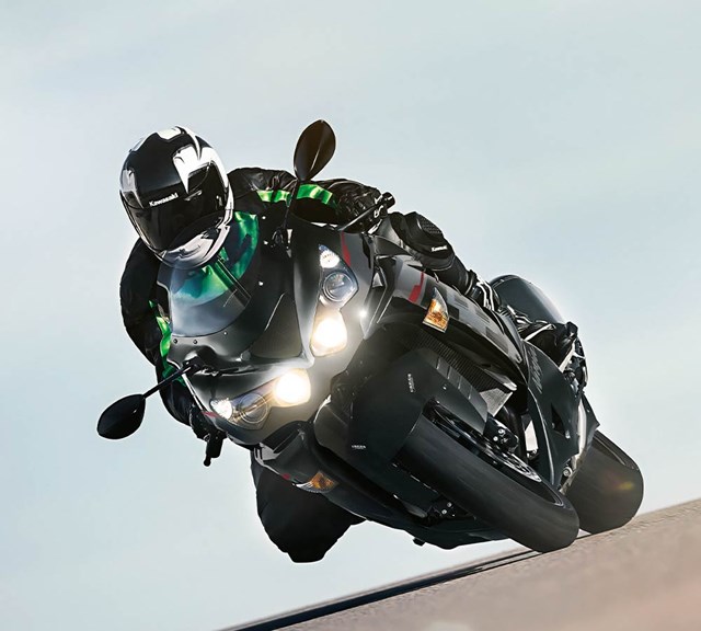 Image of 2023 NINJA ZX-14R SE in action