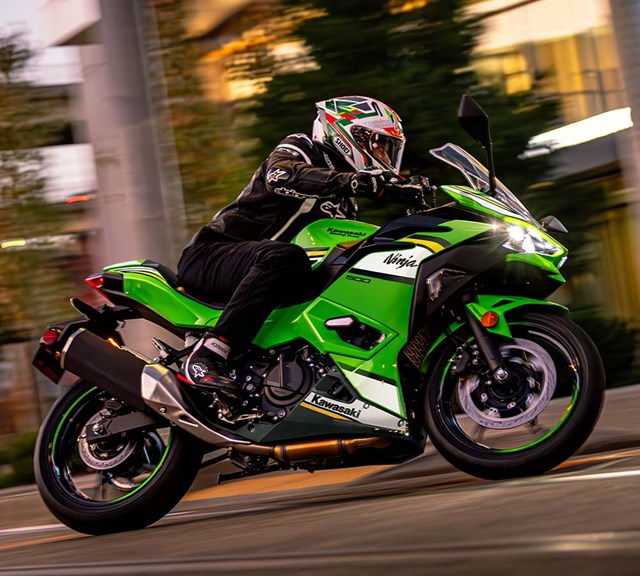 Image of 2025 NINJA 500 SE KRT EDITION in action