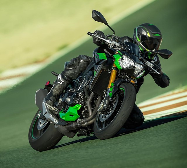Image of 2023 Z900 R EDITION in action