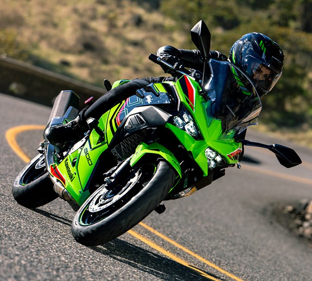 Image of 2025 NINJA 500 SE KRT EDITION in action