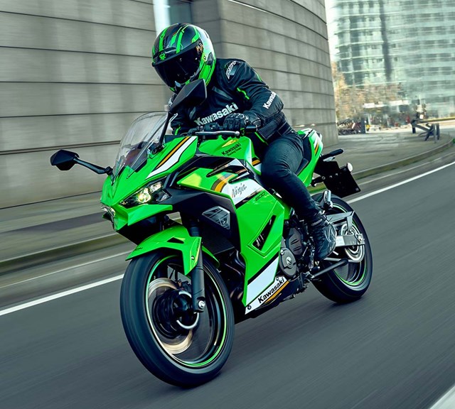 Image of 2026 NINJA 500 SE KRT EDITION in action
