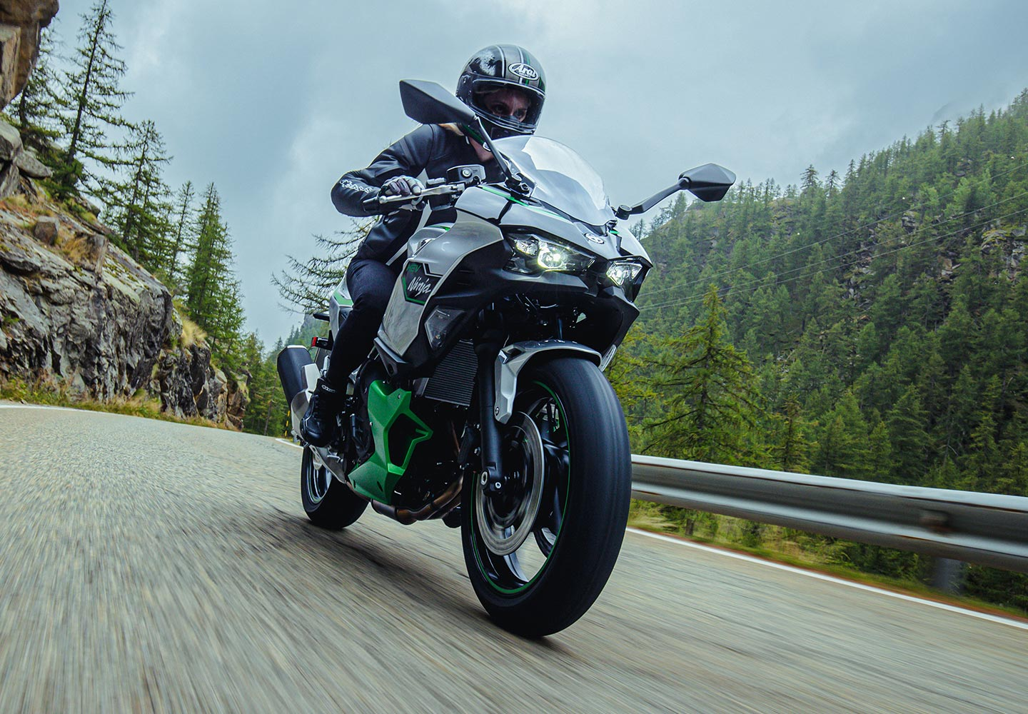 Kawasaki Ninja® 7 Hybrid ABS | Hybrid Motorcycle | Versatile Power