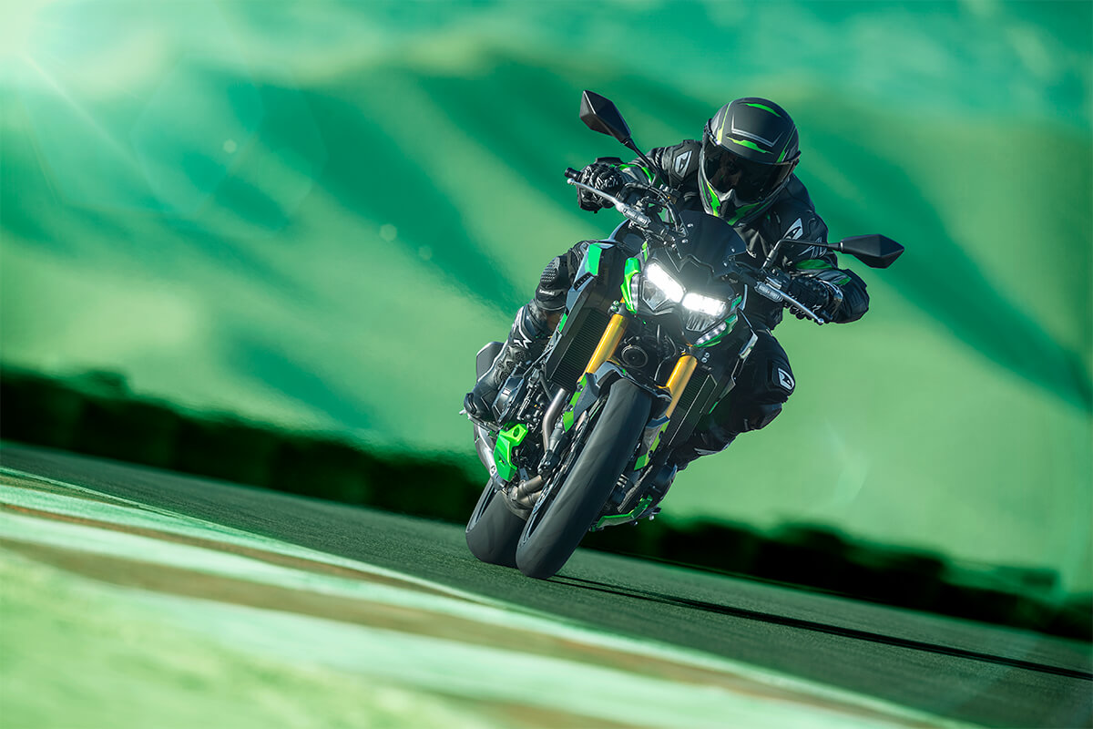 Front angle of a person riding a motorcycle on a racetrack.