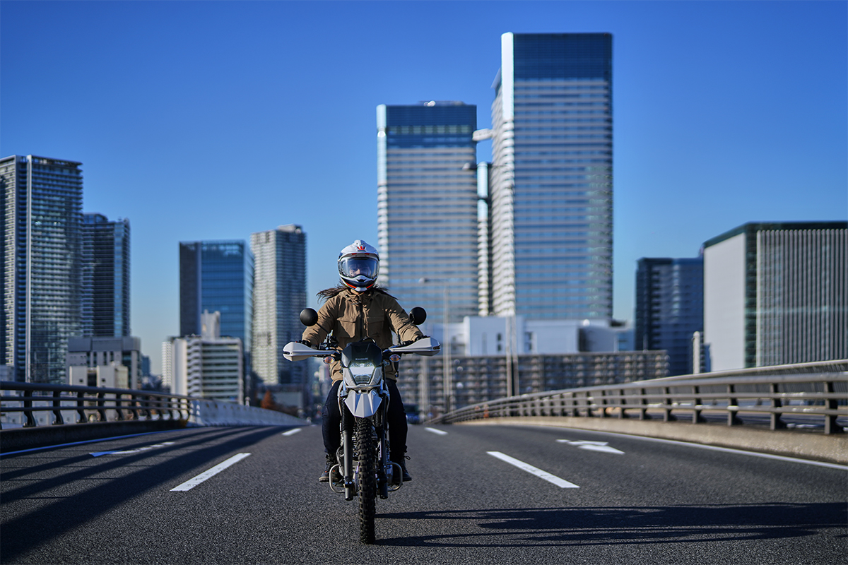 Front angle of a person riding a motorcycle on the highway.
