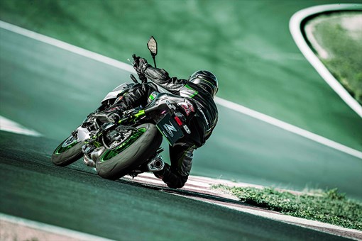 21 Kawasaki Z900 Naked Motorcycle Fierce Styling Power