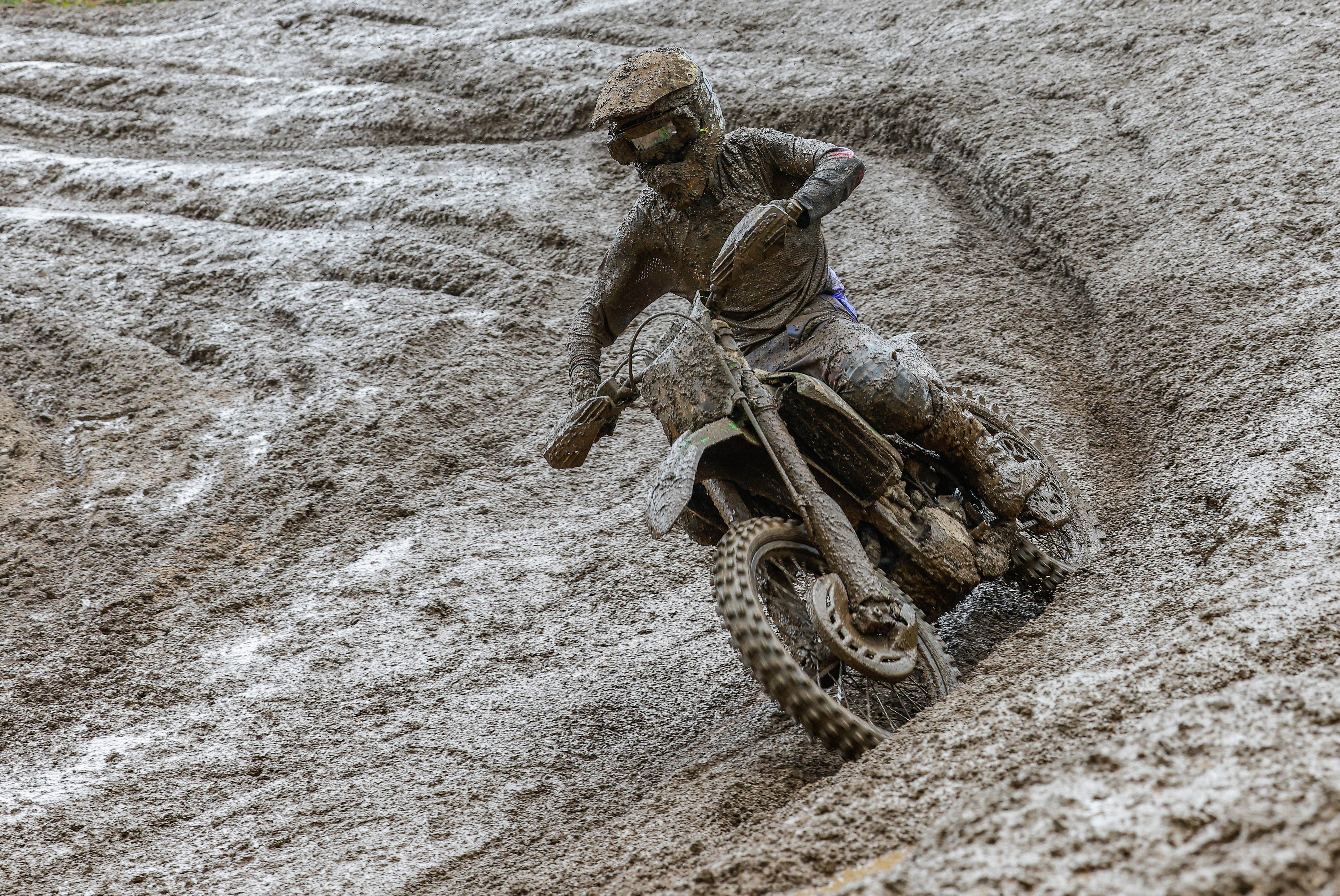 Valin Battles Through Tough Conditions in Lugo for Top-10 Finish