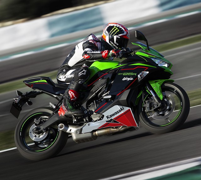 Image of 2022 NINJA ZX-25R ABS SE in action