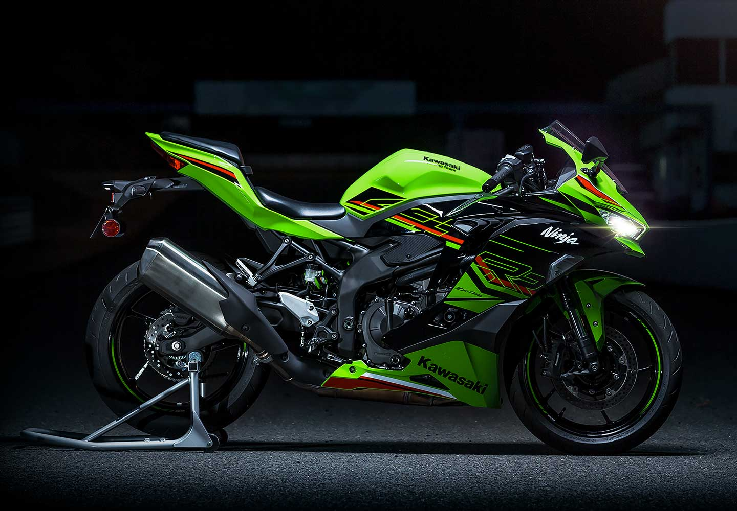 Kawasaki Ninja ZX-4R |スーパースポーツモデル|並列4気筒エンジンを 