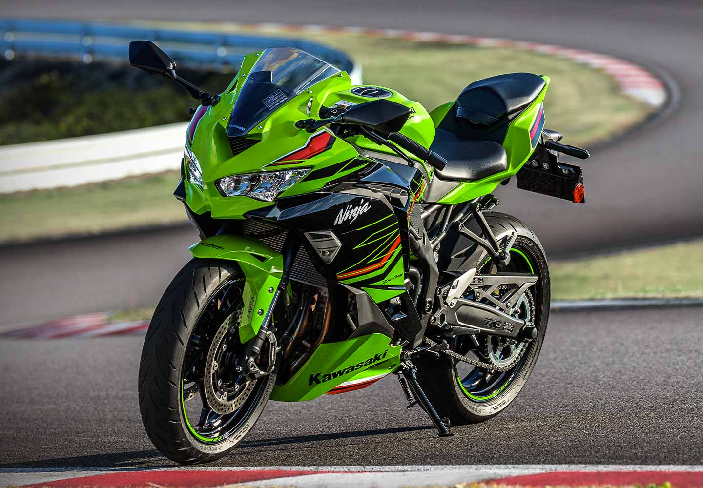 Kawasaki Ninja ZX-4R |スーパースポーツモデル|並列4気筒エンジンを ...