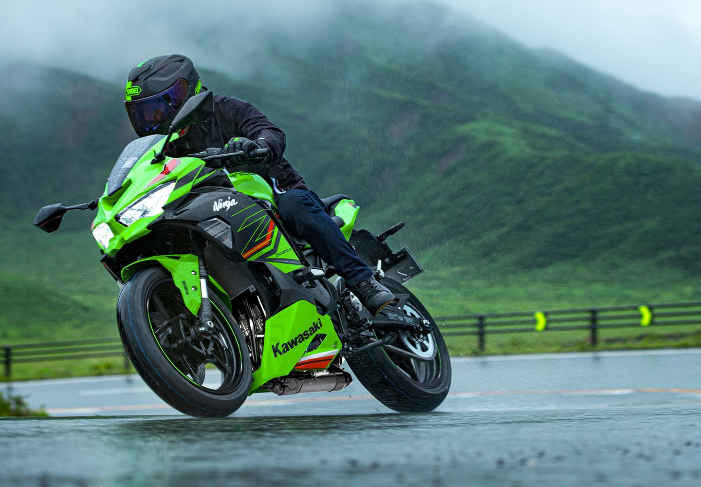 Kawasaki Ninja ZX-25R |スーパースポーツモデル|並列4気筒エンジンを 