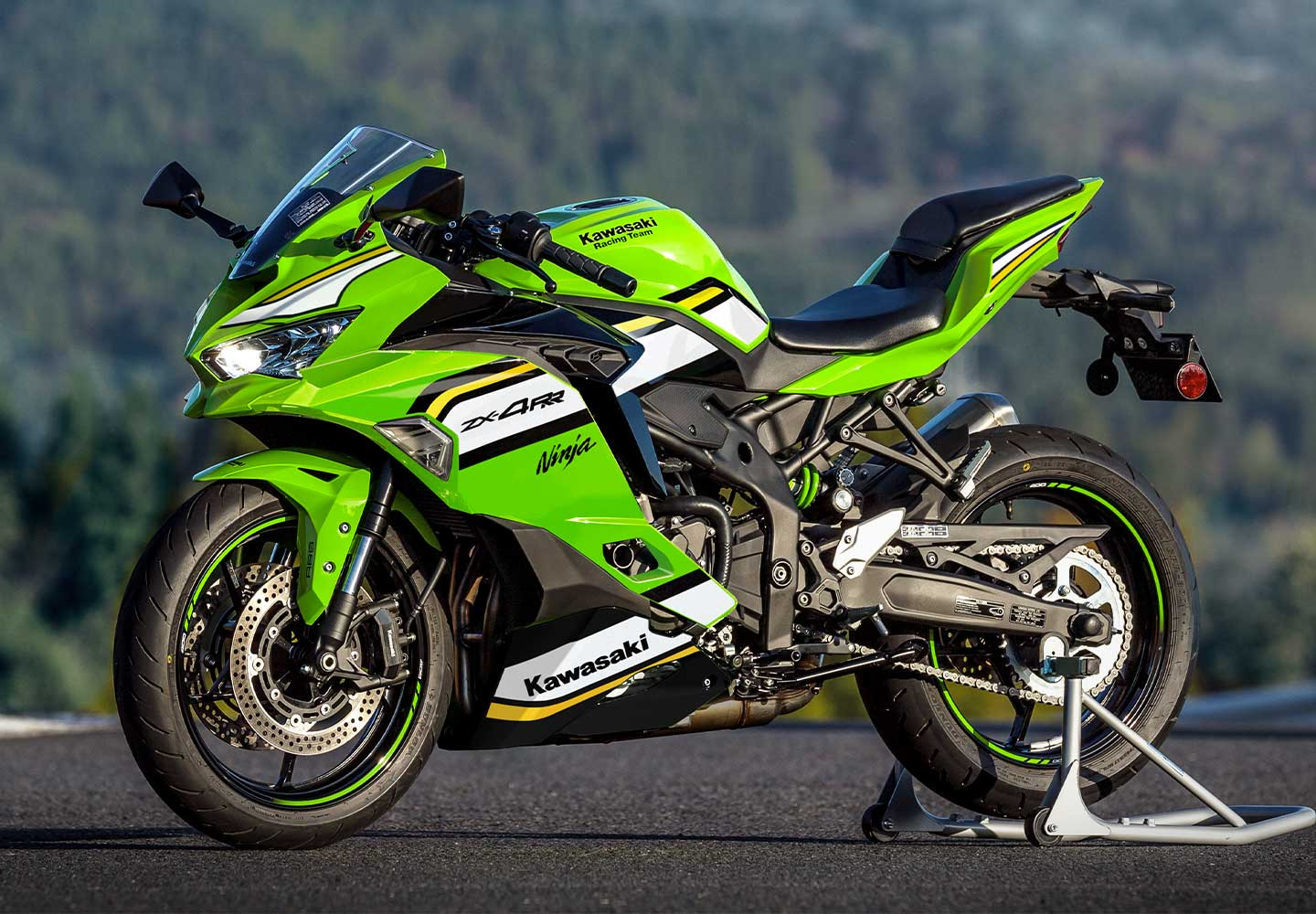 Kawasaki Ninja ZX-4R |スーパースポーツモデル|並列4気筒エンジンを搭載した400ccクラスのゲームチェンジャー。