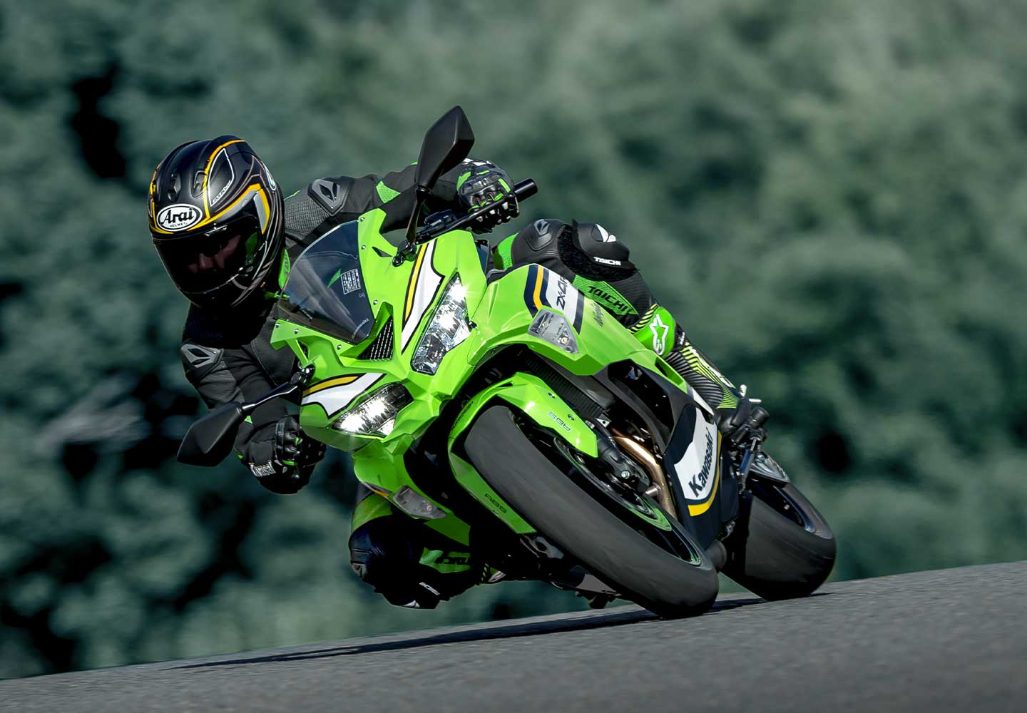 Kawasaki Ninja ZX-4R |スーパースポーツモデル|並列4気筒エンジンを搭載した400ccクラスのゲームチェンジャー。