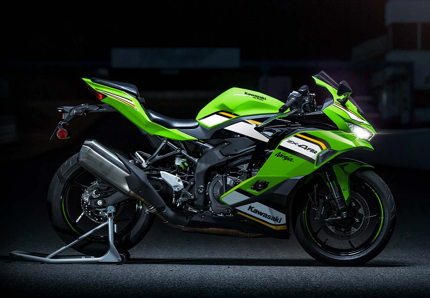 Kawasaki Ninja ZX-4R |スーパースポーツモデル|並列4気筒エンジンを搭載した400ccクラスのゲームチェンジャー。