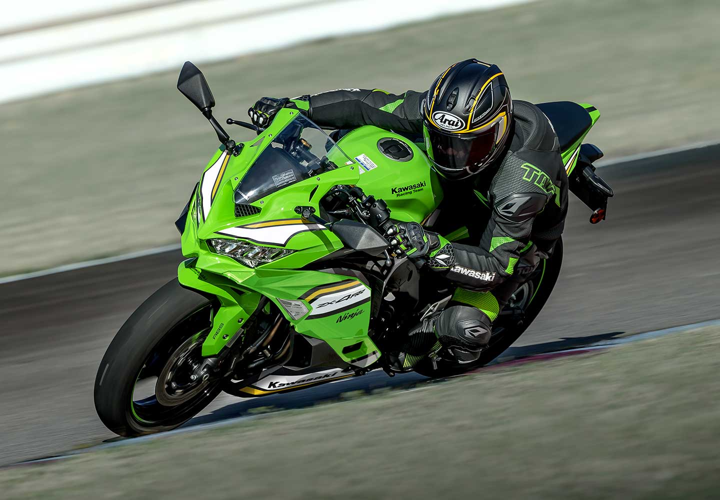 Kawasaki Ninja ZX-4R |スーパースポーツモデル|並列4気筒エンジンを搭載した400ccクラスのゲームチェンジャー。