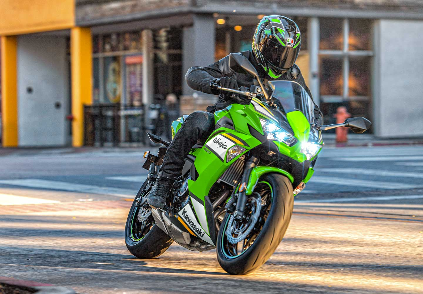 Kawasaki Ninja 650 | スポーツモデル |軽快かつスポーティ