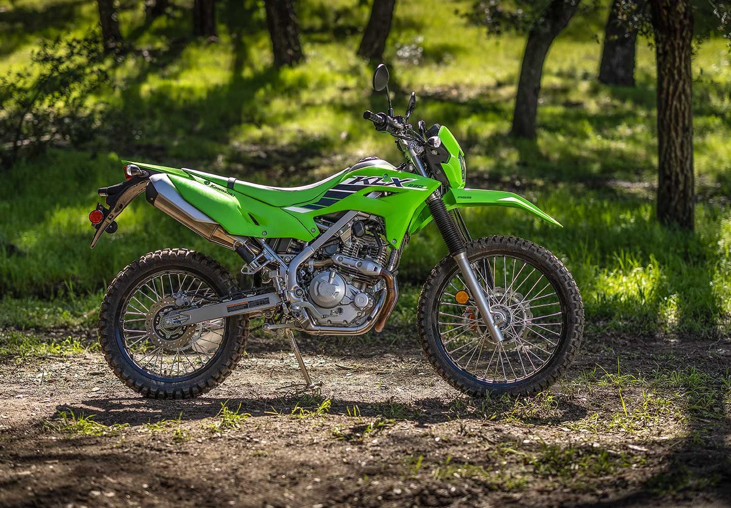 Kawasaki KLX230 | デュアルパーパスモーターサイクル | 軽量なオン/オフロードスポーツモデル