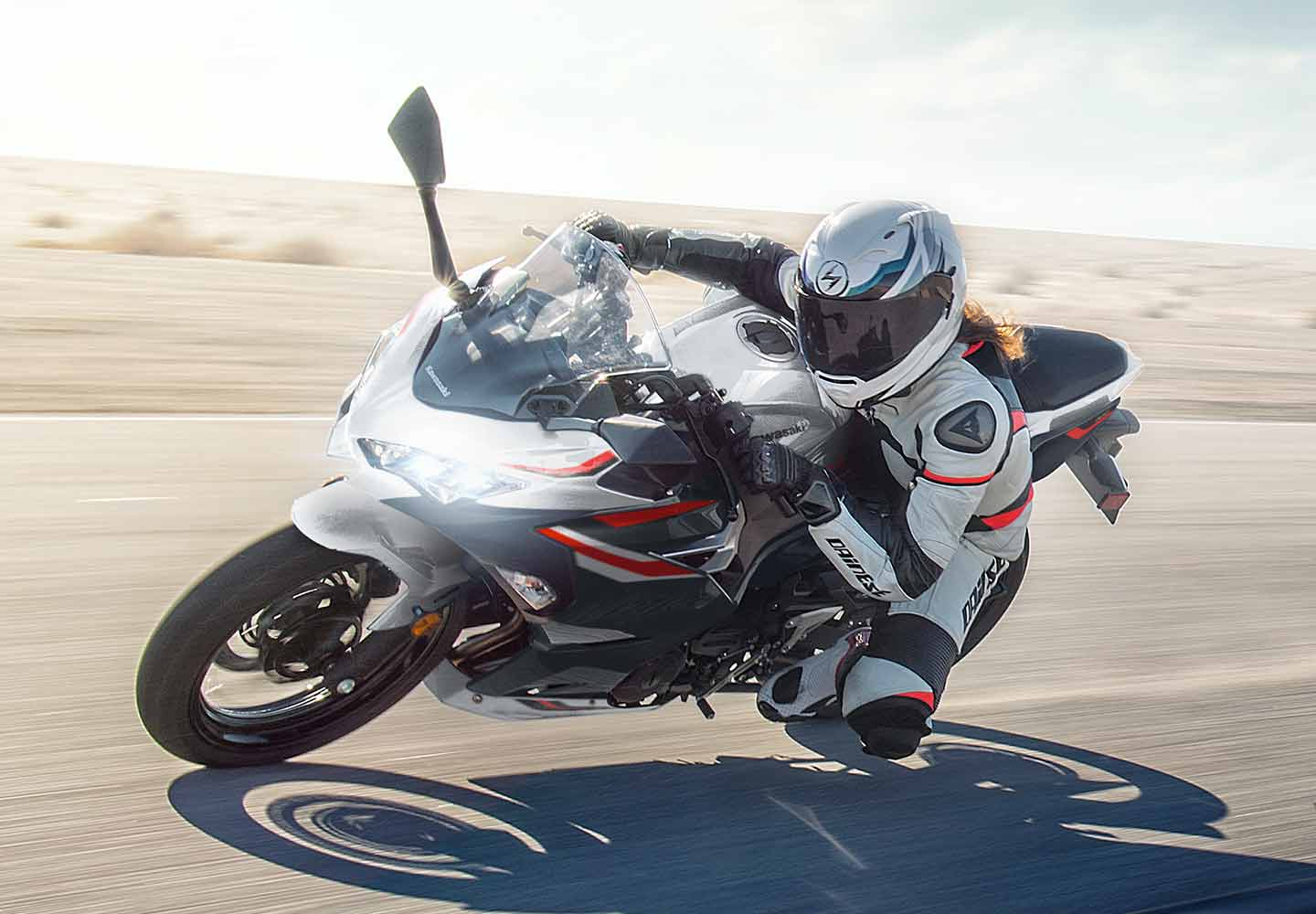 Kawasaki Ninja 400 | スポーツモーターサイクル| スムーズさと軽快さ