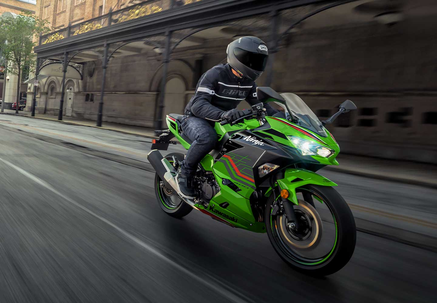 Kawasaki Ninja 400 | スポーツモーターサイクル| スムーズさと軽快さ