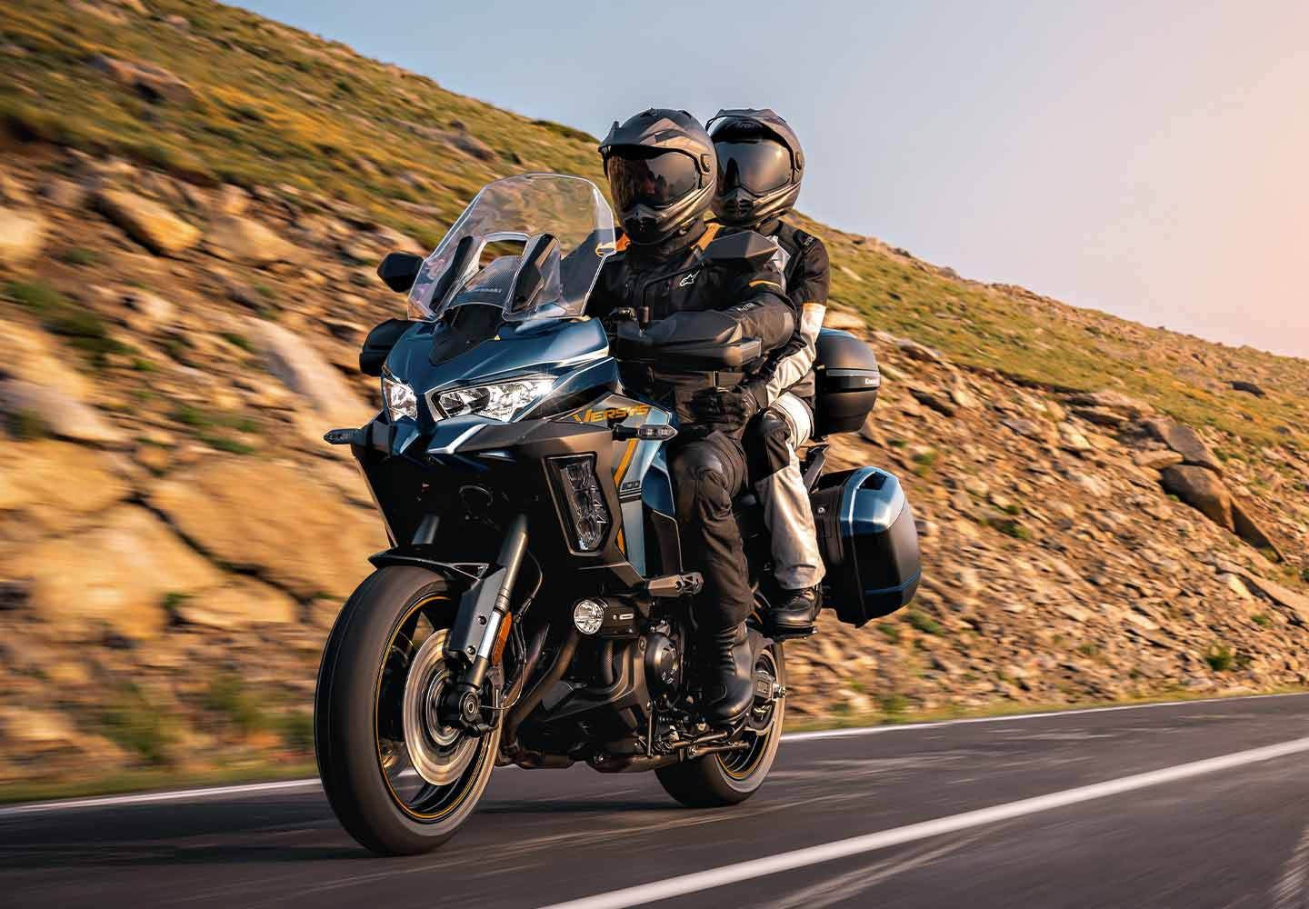 Kawasaki VERSYS 1100 SE | ツーリングモデル | 究極の旅のパートナー