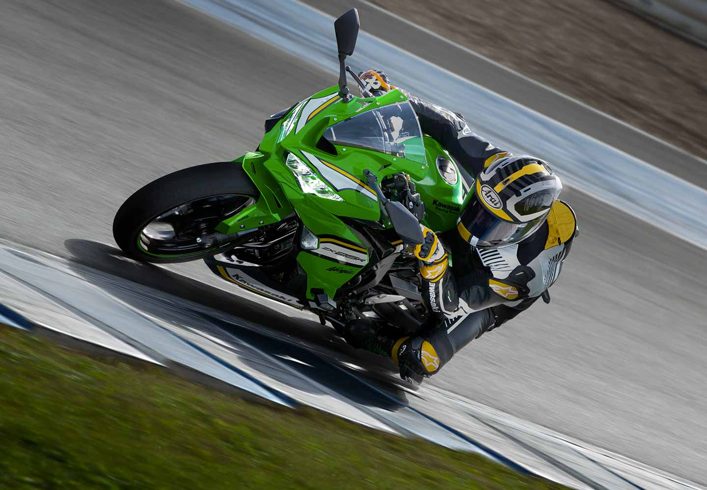 Kawasaki Ninja ZX-25R |スーパースポーツモデル|並列4気筒エンジンを