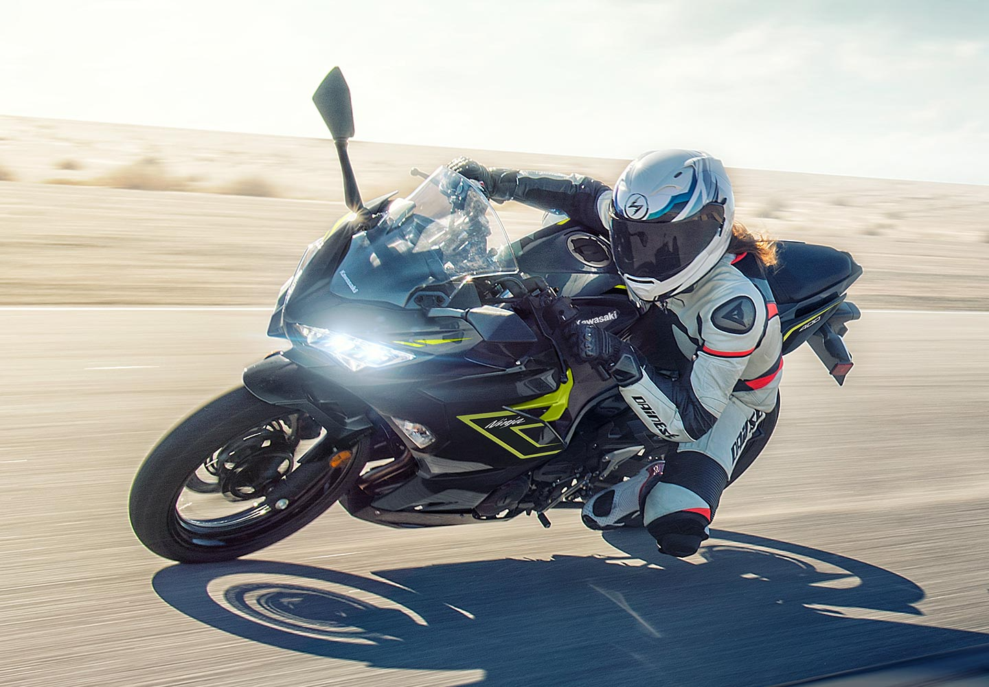 Kawasaki Ninja 400 | スポーツモーターサイクル| スムーズさと軽快さ