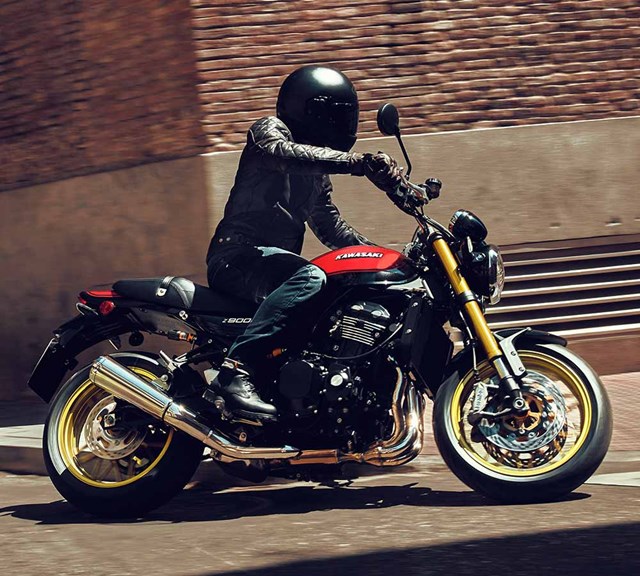 Image of 2027 Z900RS SE in action