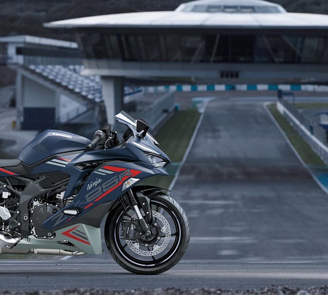 Image of 2022 NINJA ZX-25R SE in action